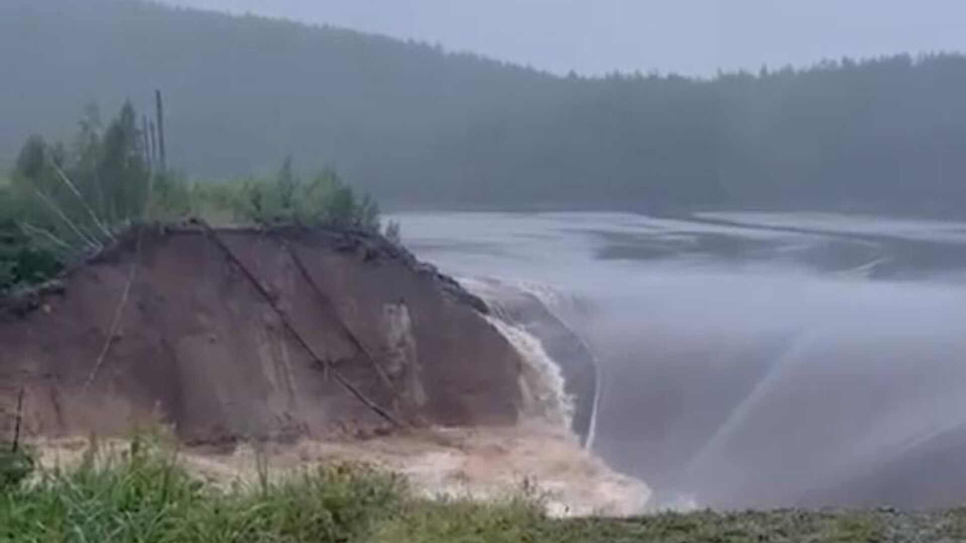 На Киалимском водохранилище в Челябинской области после ливней прорвало дамбу. Кадр видео очевидца - РИА Новости, 1920, 26.07.2024