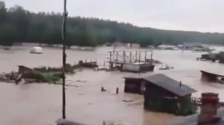 На Киалимском водохранилище в Челябинской области после ливней прорвало дамбу. Кадр видео очевидца - РИА Новости, 1920, 26.07.2024