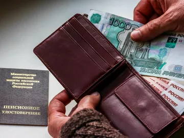 Пенсионер пересчитывает деньги