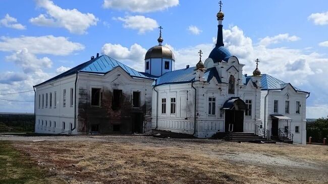 Главный собор мужского монастыря возле города Суджа в Курской области после обстрела ВСУ