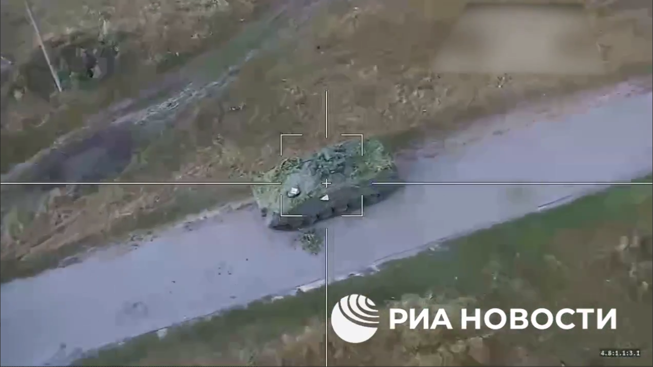 БМП ВСУ в прицеле барражирующего боеприпаса Ланцет - РИА Новости, 1920, 12.08.2024