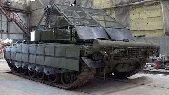 Танк Т-80БВМ с новой антидроновой защитой - РИА Новости, 1920, 08.08.2024