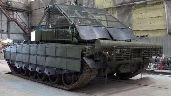 Танк Т-80БВМ с новой антидроновой защитой - РИА Новости, 1920, 08.08.2024