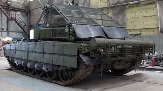 Танк Т-80БВМ с новой антидроновой защитой