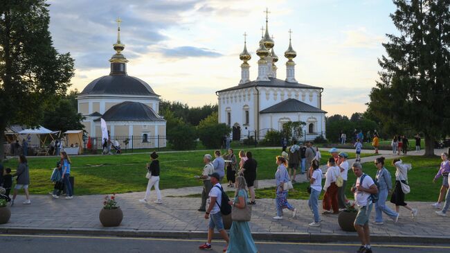 Люди отдыхают в центре Суздаля