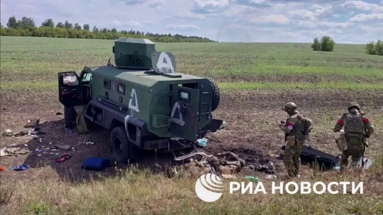 Российские военные рядом с уничтоженной техникой из колонны ВСУ в Курской области - РИА Новости, 1920, 30.09.2024