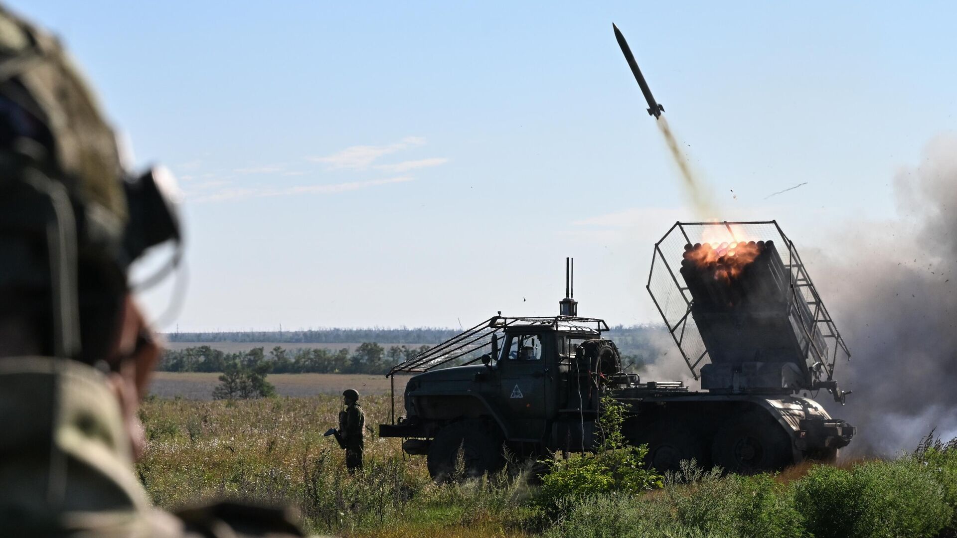 Боевая работа реактивной системы залпового огня Град группировки Центр в зоне СВО. Архивное фото - РИА Новости, 1920, 23.08.2024