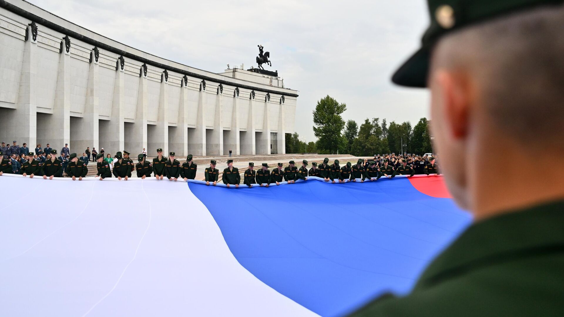 Празднование Дня Государственного флага перед Музеем Победы на Поклонной горе в Москве - РИА Новости, 1920, 22.08.2024