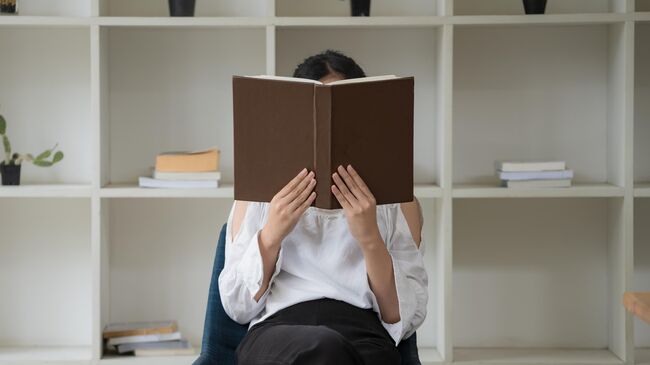 Девушка читает книгу 