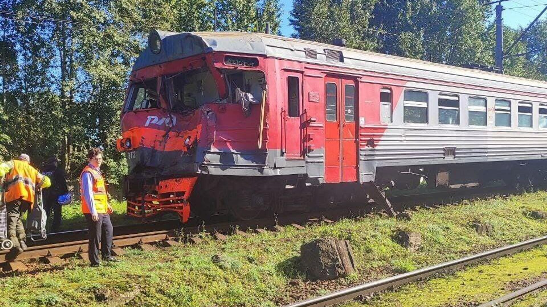 На месте ДТП с участием электрички и грузового автомобиля в Санкт-Петербурге - РИА Новости, 1920, 06.09.2024