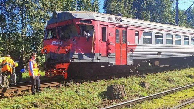 На месте ДТП с участием электрички и грузового автомобиля в Санкт-Петербурге