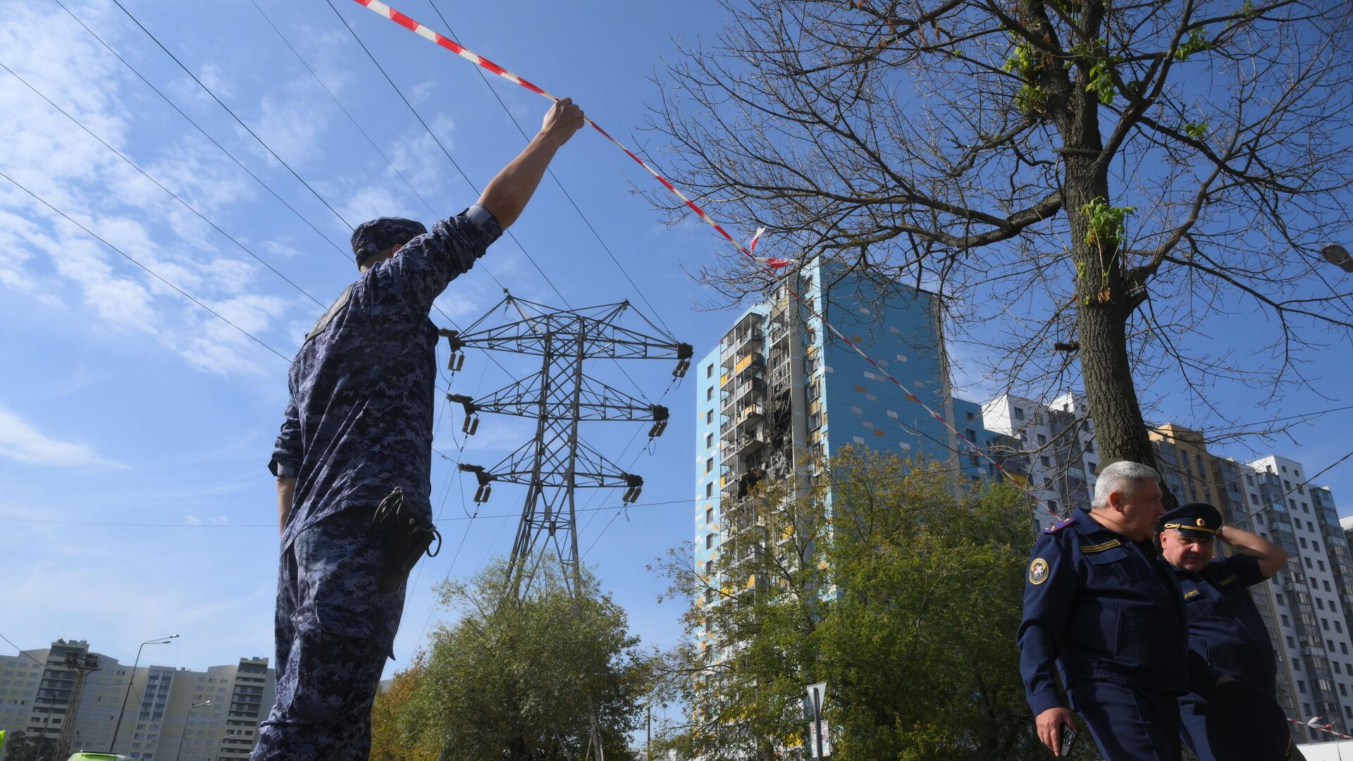 Сотрудники полиции у поврежденного дома после атаки БПЛА в Спортивном проезде в городе Раменское - РИА Новости, 1920, 14.09.2024