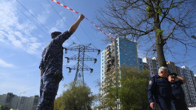 Сотрудники полиции у поврежденного дома после атаки БПЛА в Спортивном проезде в городе Раменское