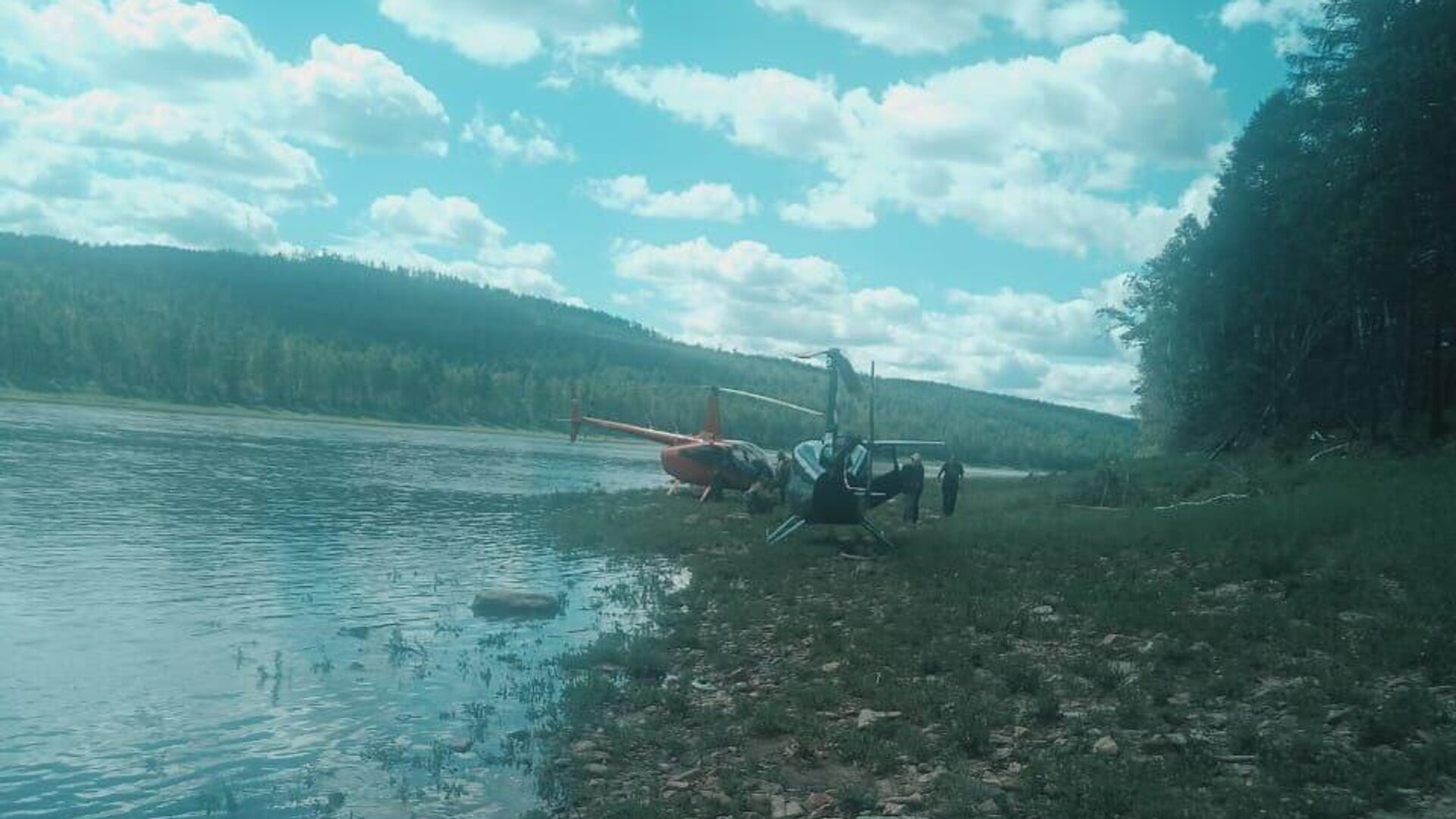 Поиск вертолета Robinson R66, на борту которого находились три человека в Зейском районе Приамурья - РИА Новости, 1920, 17.09.2024