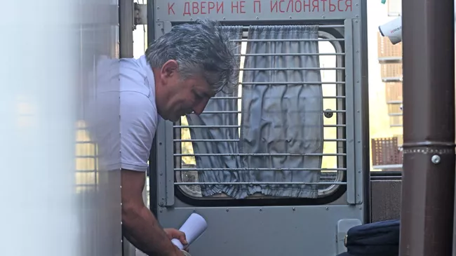 Бывший адвокат Эльман Пашаев перед заседанием суда в Москве