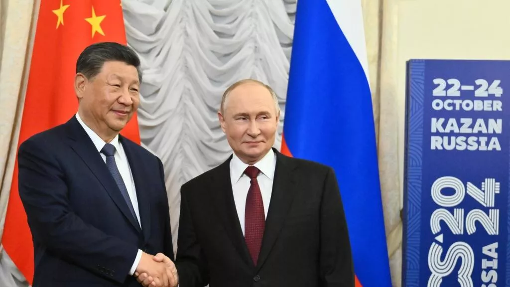Президент РФ Владимир Путин и председатель КНР Си Цзиньпин во время встречи в рамках XVI саммита БРИКС в Казани - РИА Новости, 1920, 22.10.2024