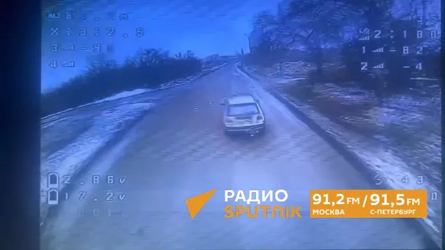 дрон атакует машину в ДНР