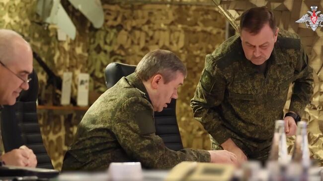 Герасимов проинспектировал пункт управления группировки войск Восток