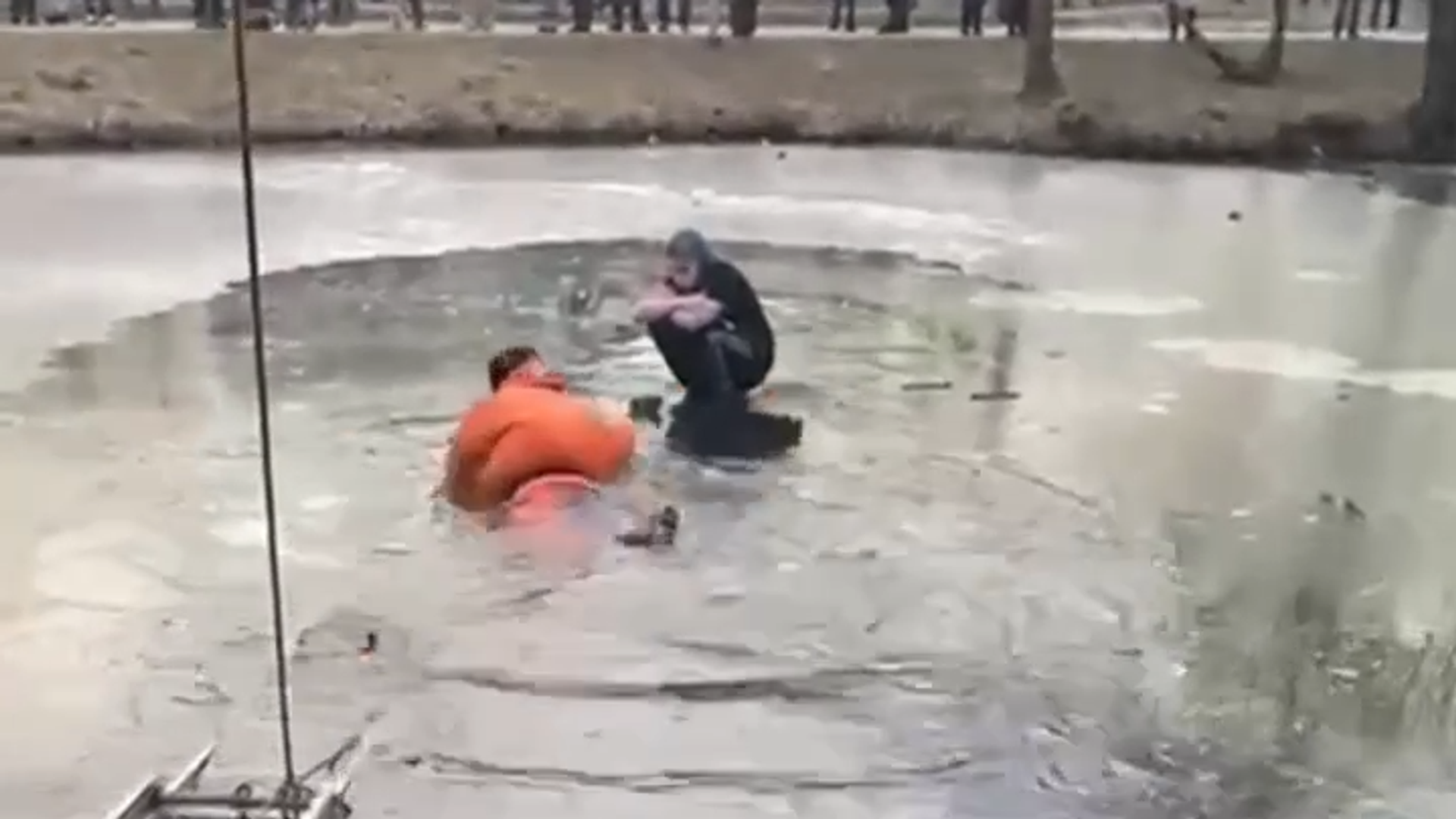 Спасение мальчика в пруду - РИА Новости, 1920, 09.02.2025