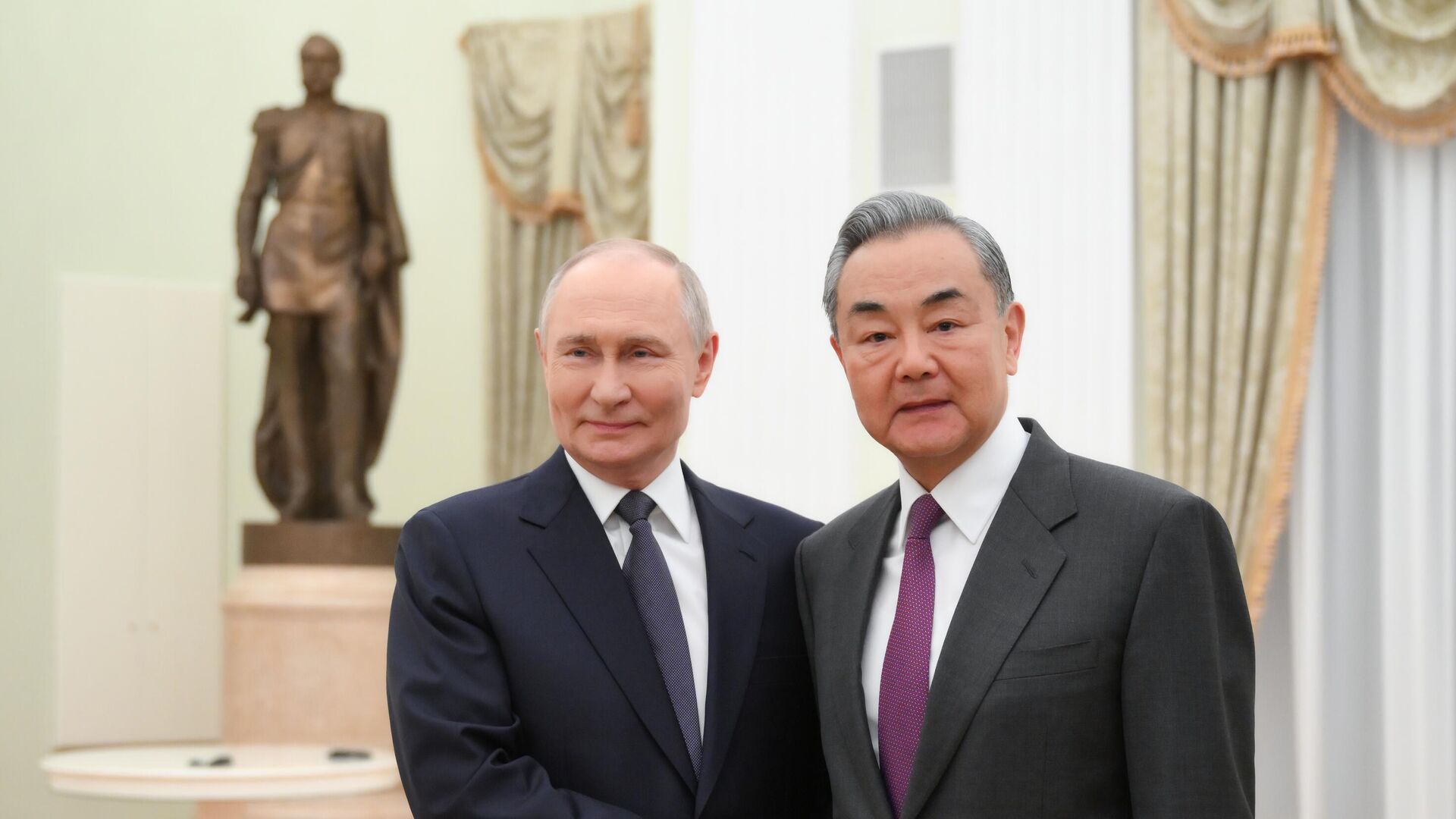 Встреча президента Владимира Путина с главой МИД КНР Ваном И - РИА Новости, 1920, 01.04.2025