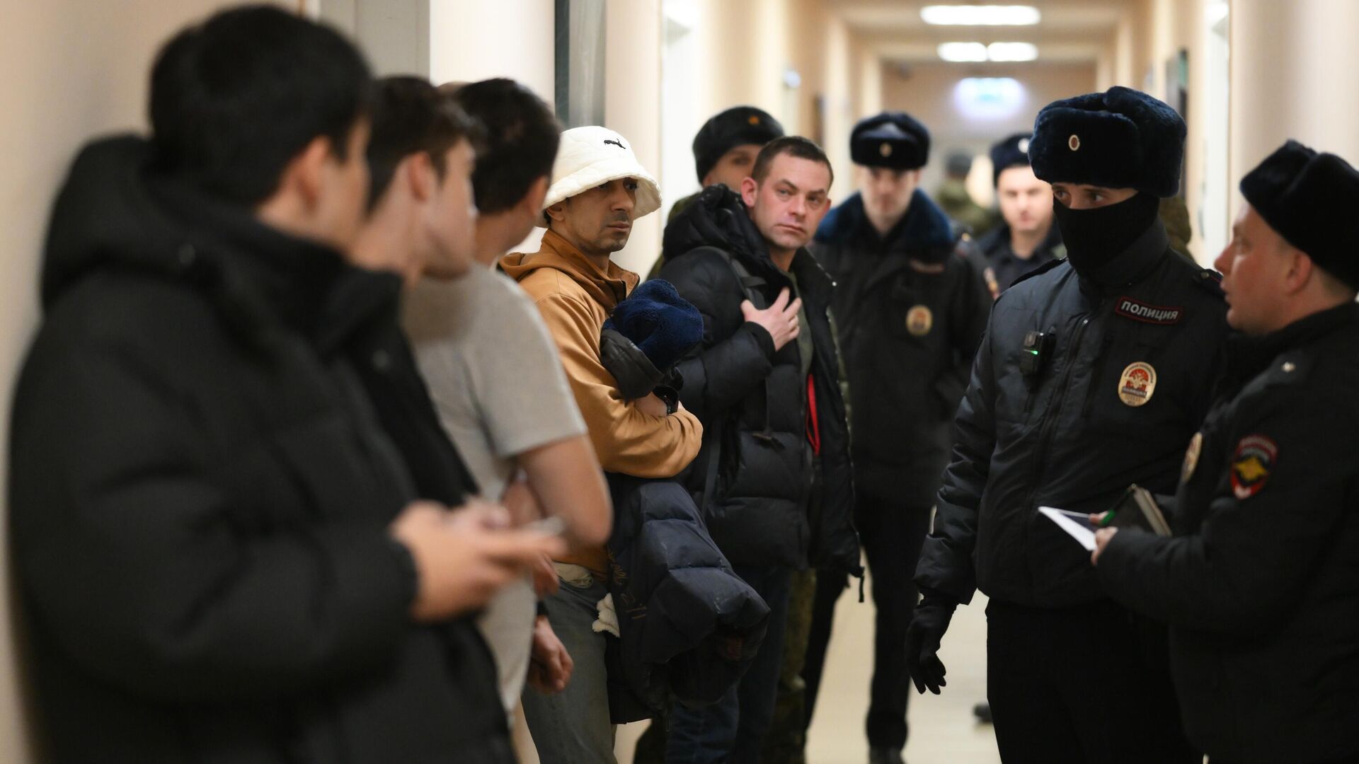 Рейд по выявлению нелегальных мигрантов в Москве - РИА Новости, 1920, 19.04.2025