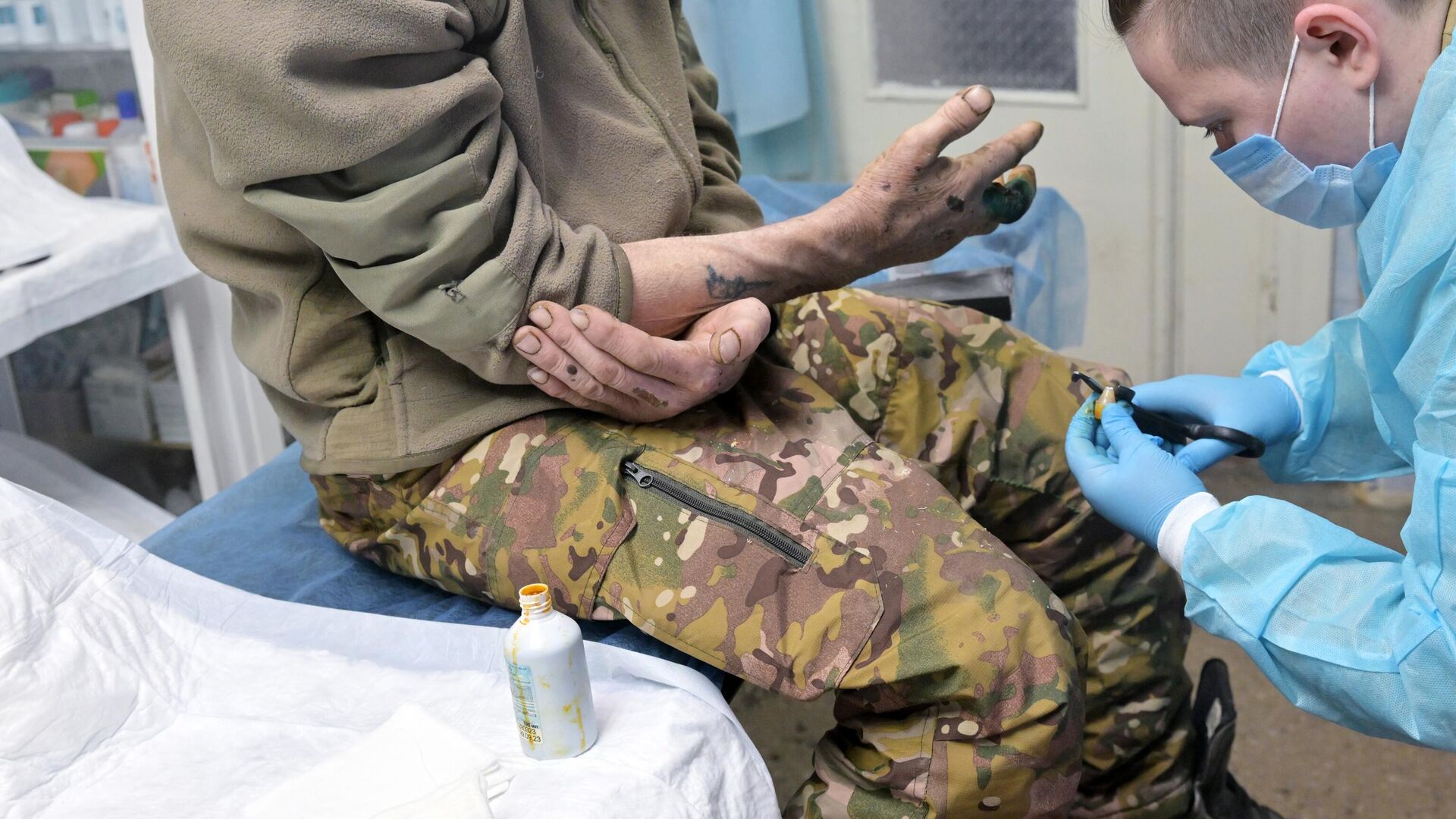 Военнослужащая женщина-медик в госпитале ЦВО в ДНР - РИА Новости, 1920, 07.04.2025