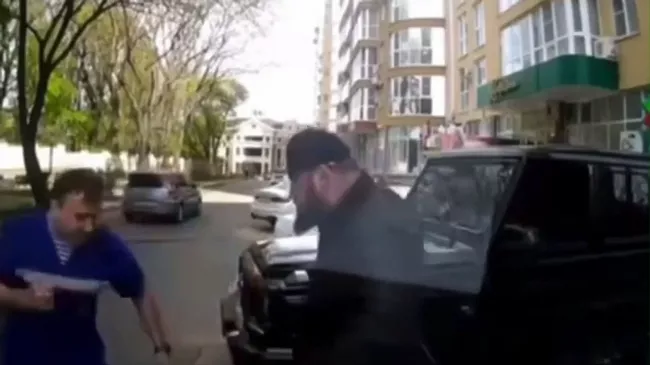 Водитель напал на медика
