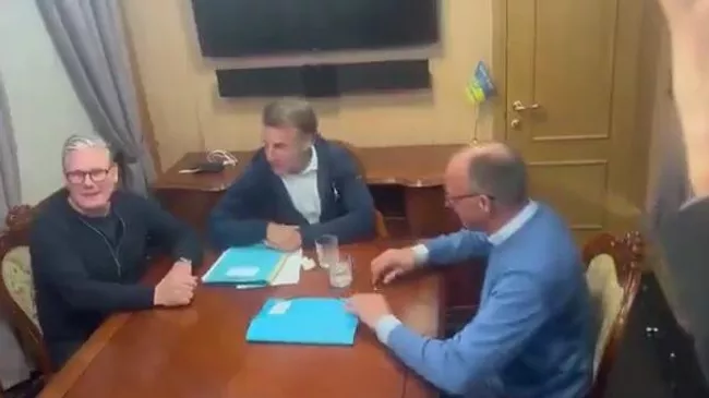 Макрон, Мерц и Стармер во время поездки в Киев