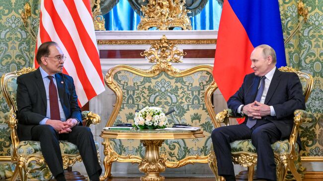 Встреча президента РФ В. Путина и премьер-министра Малайзии А. Ибрагима 