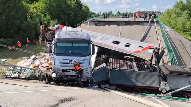 поезд на мосту