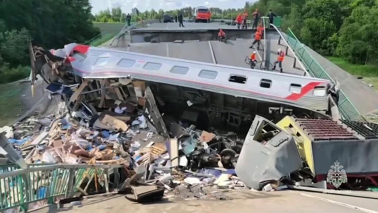 Обрушение моста на пассажирский поезд в Брянской области - РИА Новости, 1920, 08.06.2025
