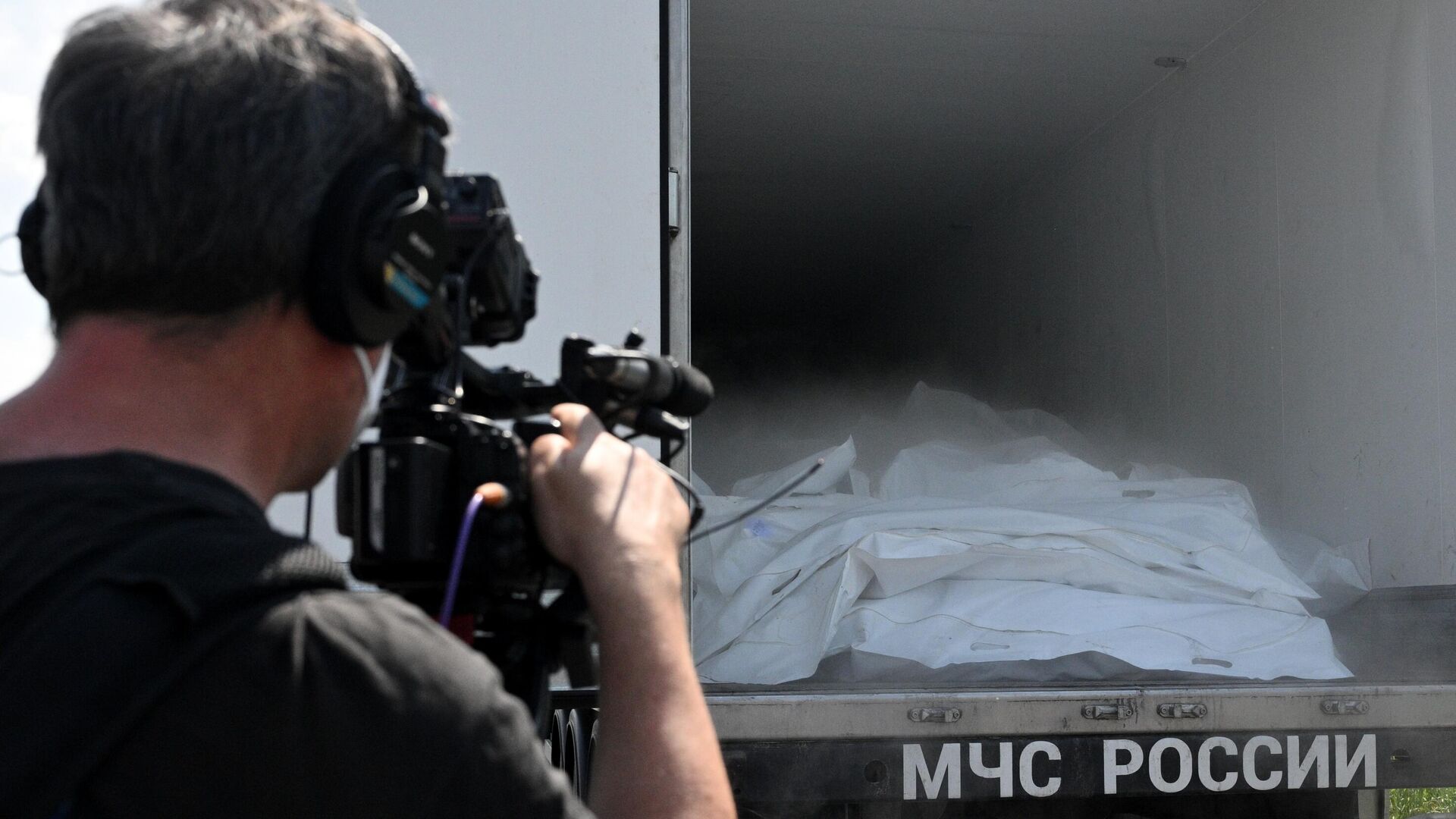 Рефрижераторы с телами военнослужащих ВСУ - РИА Новости, 1920, 18.09.2025