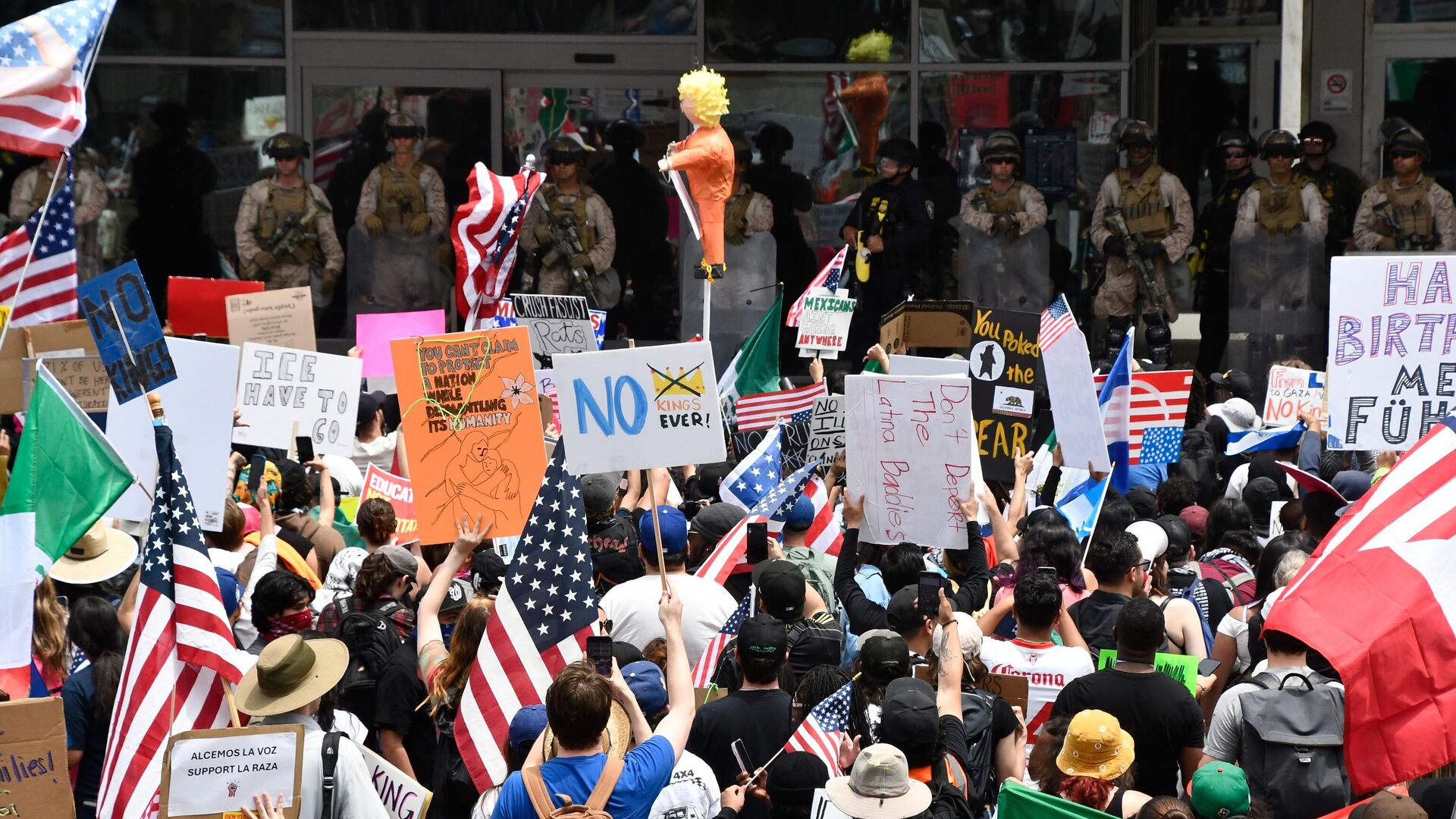 Акция протеста против политики Д. Трампа - РИА Новости, 1920, 15.06.2025