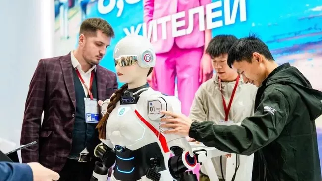 робот София