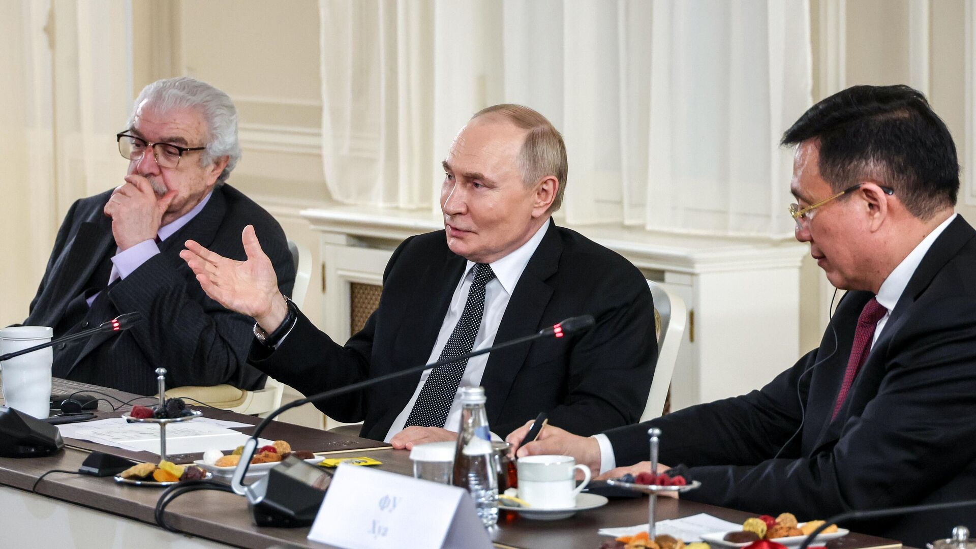 Президент Владимир Путин встретился с руководителями международных информационных агентств - РИА Новости, 1920, 19.06.2025