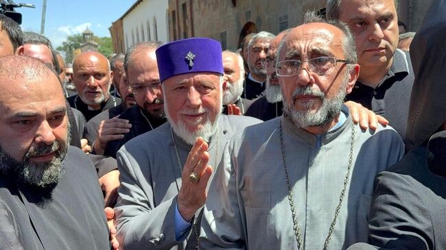 Сотрудники СНБ Армении прибыли в Эчмиадзин для задержания архиепископа