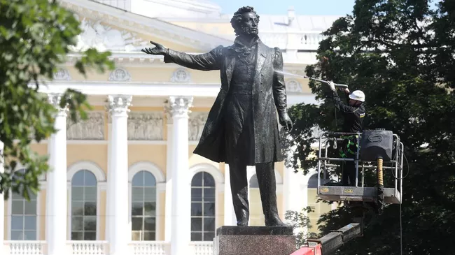 Памятник Александру Пушкину на площади Искусств в Петербурге