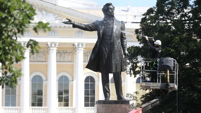 Памятник Александру Пушкину на площади Искусств в Петербурге
