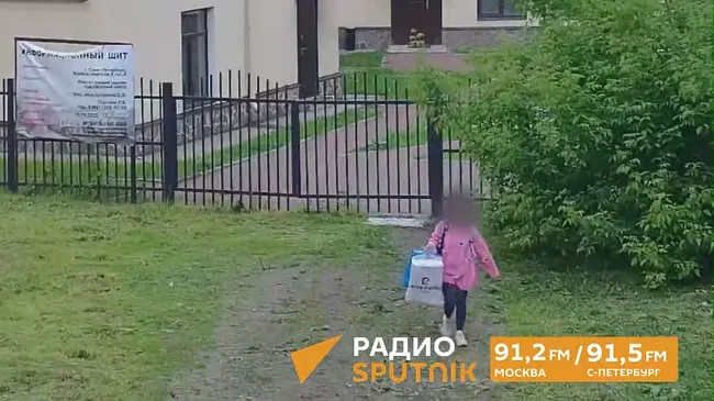 Девушка закладывает бомбу