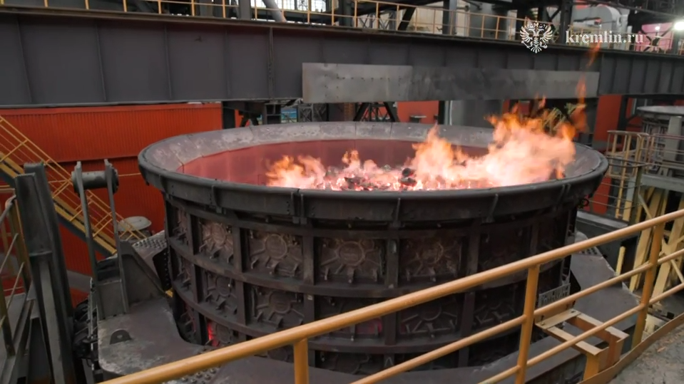 Ковш с коксом - РИА Новости, 1920, 16.07.2025