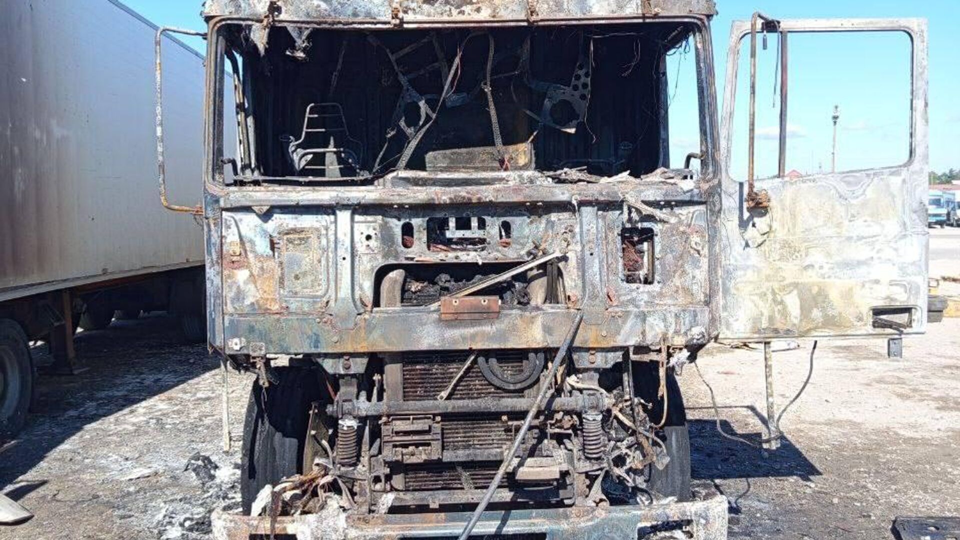 сгоревший грузовик - РИА Новости, 1920, 19.07.2025