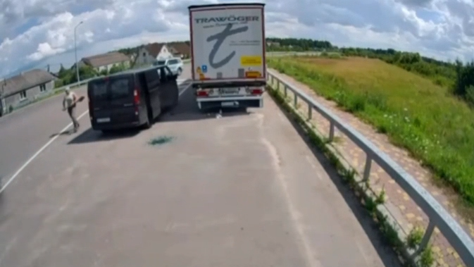 мужчина отбился от ТЦК лопатой - РИА Новости, 1920, 19.07.2025