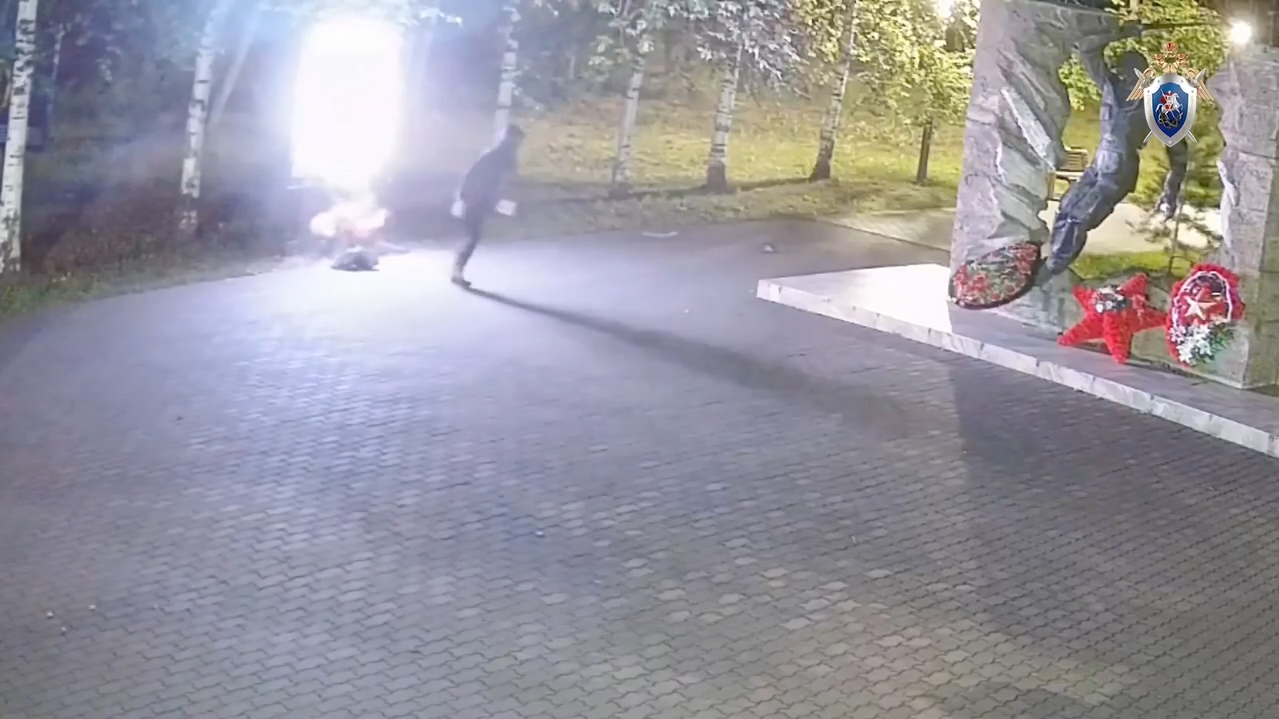 мужчина разбил мемориал - РИА Новости, 1920, 20.07.2025