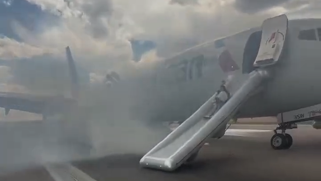 Самолет загорелся