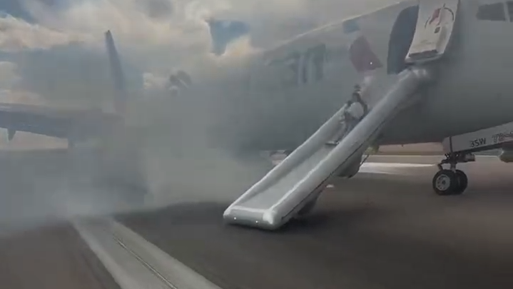 Самолет загорелся - РИА Новости, 1920, 27.07.2025