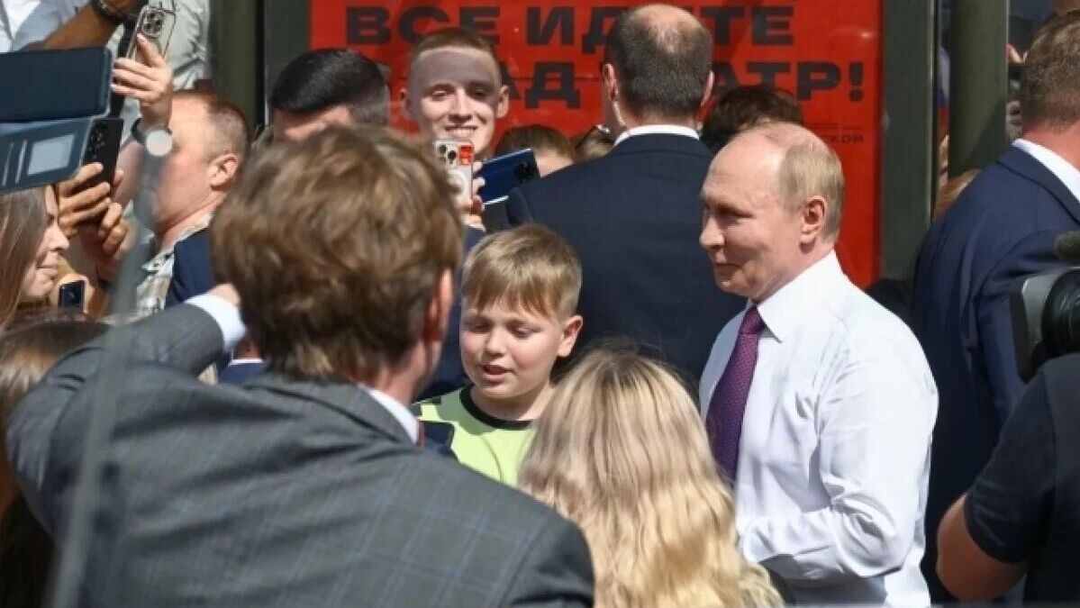 Путин и мальчик - РИА Новости, 1920, 27.07.2025