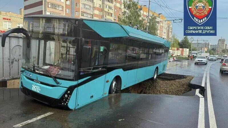 В Казани троллейбус завис над ямой - РИА Новости, 1920, 03.08.2025