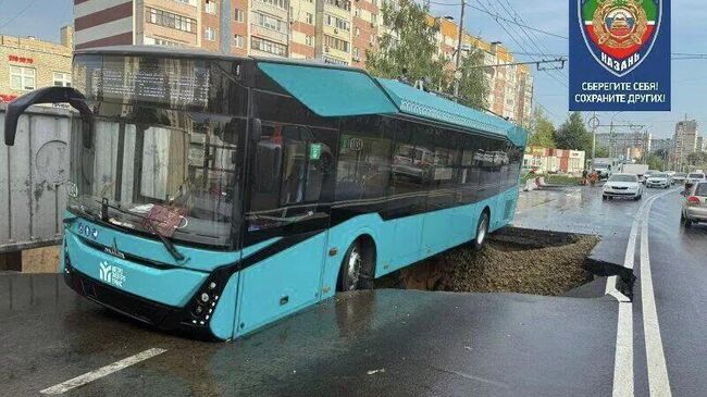 В Казани троллейбус завис над ямой