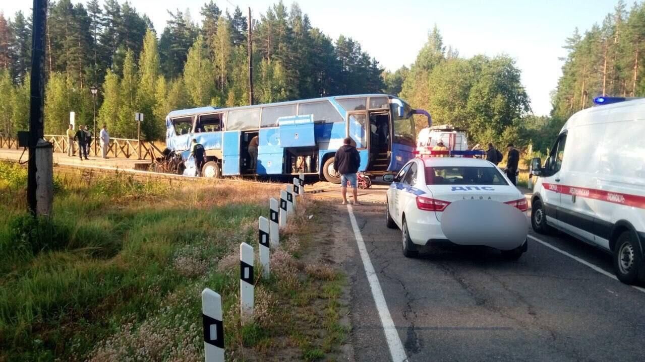 Поезд столкнулся с автобусом - РИА Новости, 1920, 04.08.2025