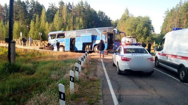 Поезд столкнулся с автобусом